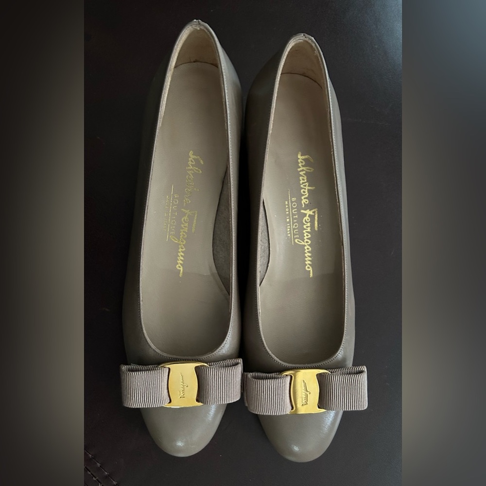 **NEVER WORN** Vintage Ferragamo Boutique Classic Vara shoe.